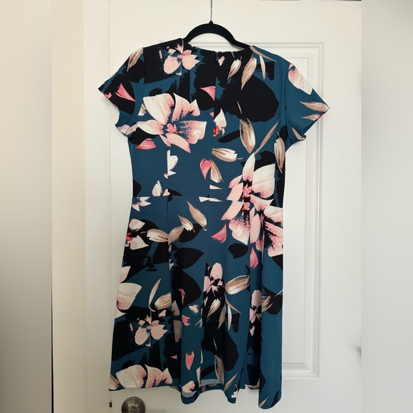 Vince Camuto Abstract Floral Short Sleeve Scuba Dress - Picture 4 of 5